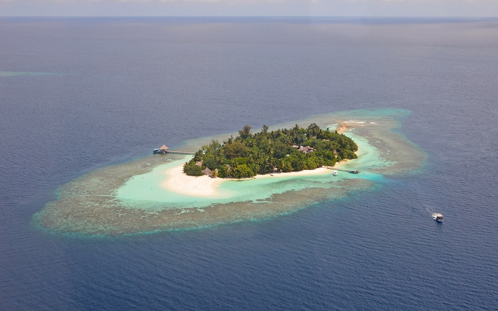 Turquoise waters and white sand beach in the Maldives, a visa-on-arrival destination for UAE residents